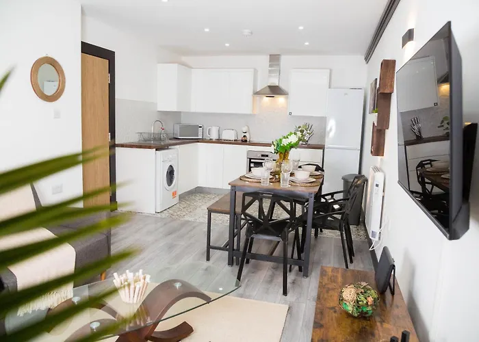 The Cozy Chapter - Spacious Apartments Near Manchester City Centre & Old Trafford